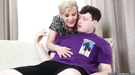 Ich werde meinem Enkel einen guten Handjob geben, er hat es verdient