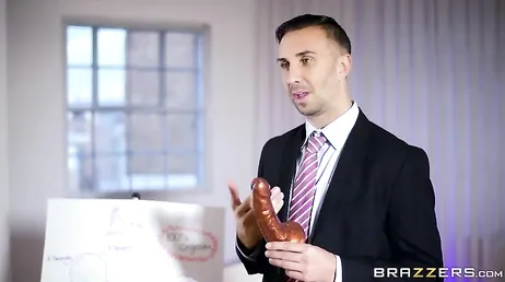Deze man wordt verrast in een orgie van volwassen sletten
