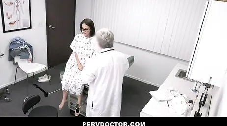 Gynekologen krossar den här gravida kvinnans fitta med sin kuk