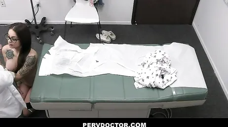 Gynekologen krossar den här gravida kvinnans fitta med sin kuk