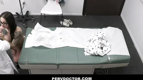 Gynekologen krossar den här gravida kvinnans fitta med sin kuk
