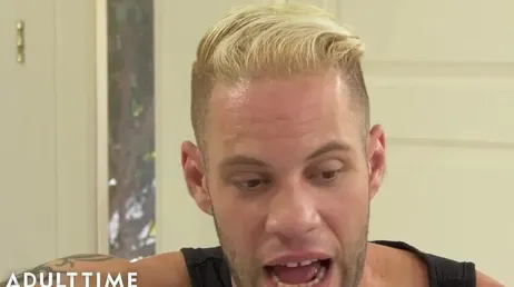 J'adore baiser mon copain pendant qu'un autre mec lui casse le cul