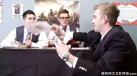 Alla vill knulla delegatens slampa, men hon lämnar bara mig