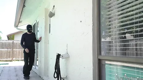 Mogen kvinna är så kåt att hon ringer säkerhetsvakten för att knulla henne