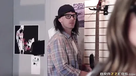 Min systers musikaliska karriär börjar äntligen ta fart.