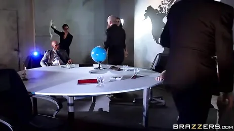 A reunião de trabalho termina e eu fodo a secretária