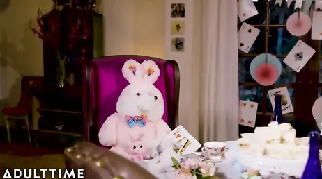 On est seuls à la soirée costumée et je baise cette trans