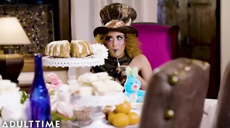 On est seuls à la soirée costumée et je baise cette trans