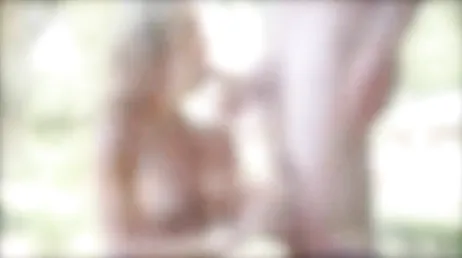 Il commence à se branler sur le moniteur, mais décide de le baiser rapidement