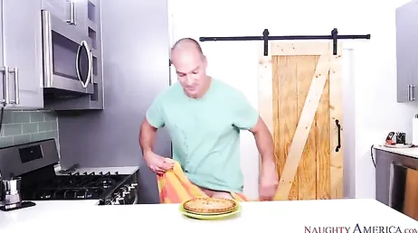 Je houdt van koken, hè? Kom kijken wat goed is, ik zal het je laten zien