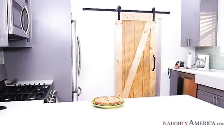 Je houdt van koken, hè? Kom kijken wat goed is, ik zal het je laten zien