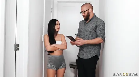 Hennes två asiatiska vänner ber henne att prova allt de ser inom porr