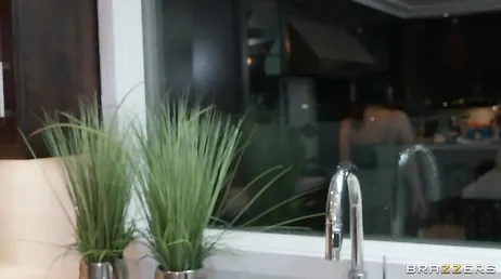 Min mamma fångar mig när jag knullar min flickvän och tar henne till köket för att skälla ut henne