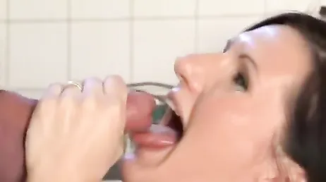 O ginecologista fode forte essa gestante na mesma consulta