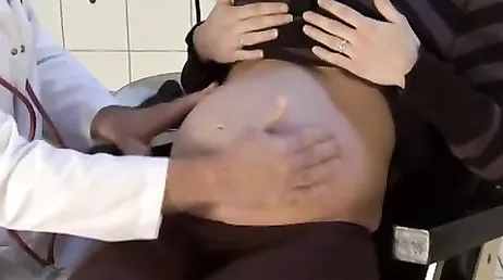 O ginecologista fode forte essa gestante na mesma consulta