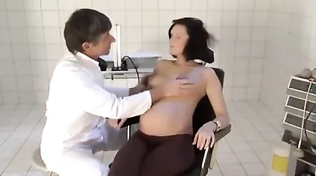O ginecologista fode forte essa gestante na mesma consulta