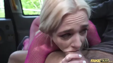 Una bionda eccezionale si strappa le calze nel taxi così l'autista può infilargliele