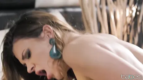Elle rentre à la maison en lingerie et me fait lui bouffer la chatte dès que j'entre