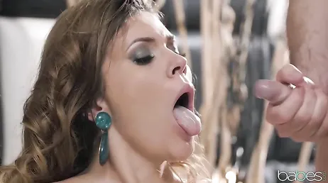 Elle rentre à la maison en lingerie et me fait lui bouffer la chatte dès que j'entre