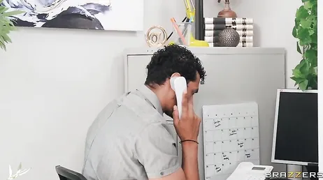 Meine neue Bürokollegin kommt bereits von ihrem anderen Job unterrichtet