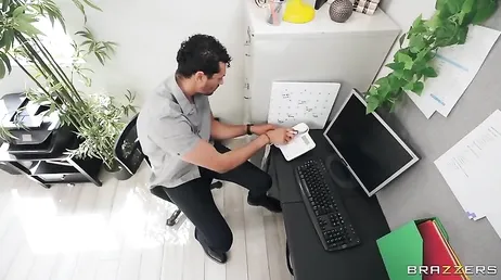Meine neue Bürokollegin kommt bereits von ihrem anderen Job unterrichtet