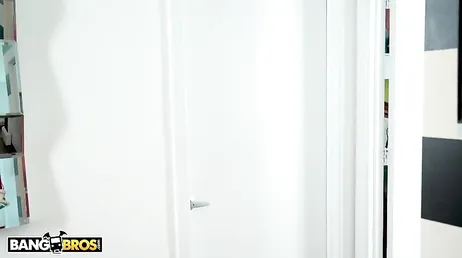La servante l'espionne quand il prend sa douche et est émerveillée par sa queue