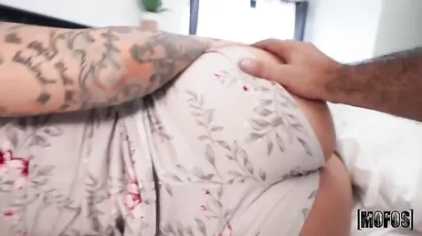 Tatuerade Latina nöjer sig inte med lite, hon vill alltid ha mer