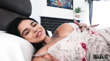 Tatuerade Latina nöjer sig inte med lite, hon vill alltid ha mer