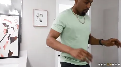 Elle n'arrive pas à y croire, cette bite noire géante est juste pour elle