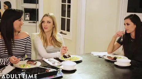 Le dîner entre amis se termine par un bon échauffement entre ces deux-là