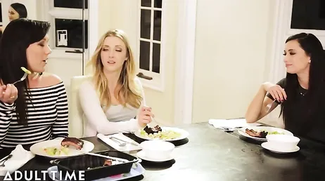 Le dîner entre amis se termine par un bon échauffement entre ces deux-là