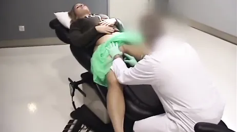 Ela se deixa tocar pelo ginecologista durante um check-up de rotina