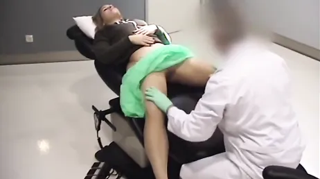 Ela se deixa tocar pelo ginecologista durante um check-up de rotina