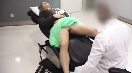 Ela se deixa tocar pelo ginecologista durante um check-up de rotina