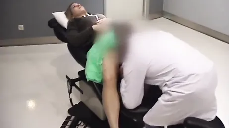 Ela se deixa tocar pelo ginecologista durante um check-up de rotina