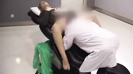 Ela se deixa tocar pelo ginecologista durante um check-up de rotina