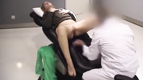 Ela se deixa tocar pelo ginecologista durante um check-up de rotina