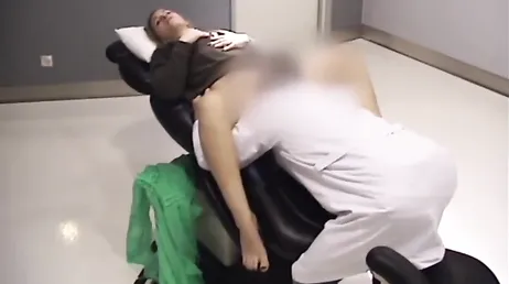 Ela se deixa tocar pelo ginecologista durante um check-up de rotina