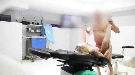 Ela se deixa tocar pelo ginecologista durante um check-up de rotina