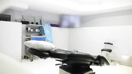 Ela se deixa tocar pelo ginecologista durante um check-up de rotina