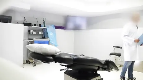 Ela se deixa tocar pelo ginecologista durante um check-up de rotina