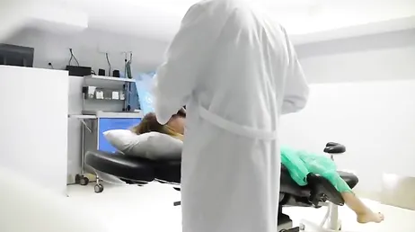 Ela se deixa tocar pelo ginecologista durante um check-up de rotina