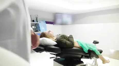 Ela se deixa tocar pelo ginecologista durante um check-up de rotina