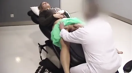 Ela se deixa tocar pelo ginecologista durante um check-up de rotina