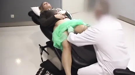 Ela se deixa tocar pelo ginecologista durante um check-up de rotina