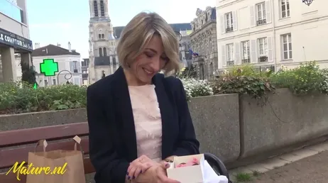 Rijpe dame wil op haar leeftijd in de porno beginnen en in de kont!