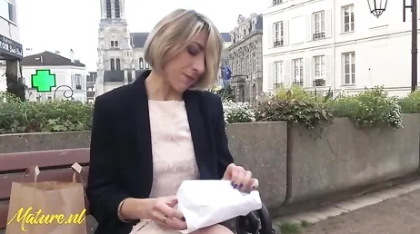 Rijpe dame wil op haar leeftijd in de porno beginnen en in de kont!