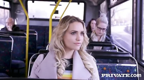 Den här blondinen ska på en flygresa och vill knulla en främling