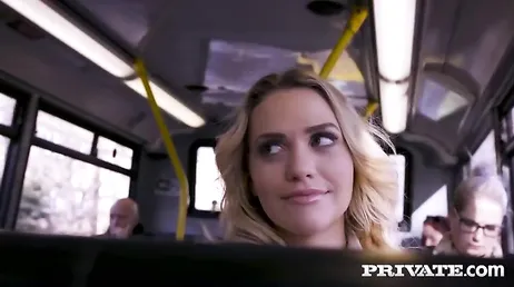 Den här blondinen ska på en flygresa och vill knulla en främling