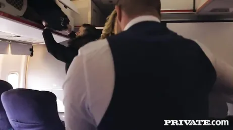 Den här blondinen ska på en flygresa och vill knulla en främling